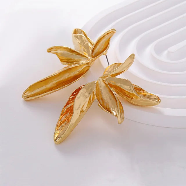 Large Metal Flower Post Earrings For Women Fashion Jewelry Holiday Accessories Wholesale Gifts Trendy Textured Heavy Style MQ436