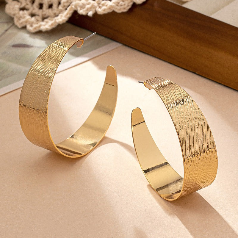 Female geometric circular earrings with earrings