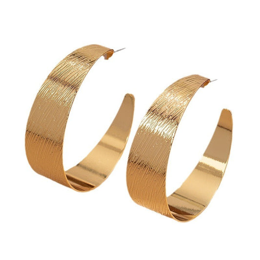 Female geometric circular earrings with earrings
