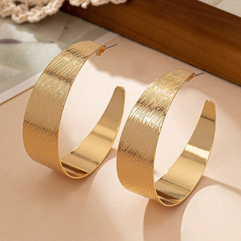 Female geometric circular earrings with earrings