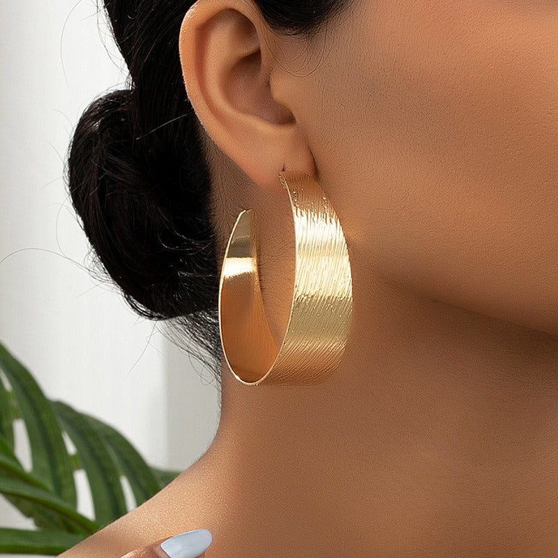 Female geometric circular earrings with earrings