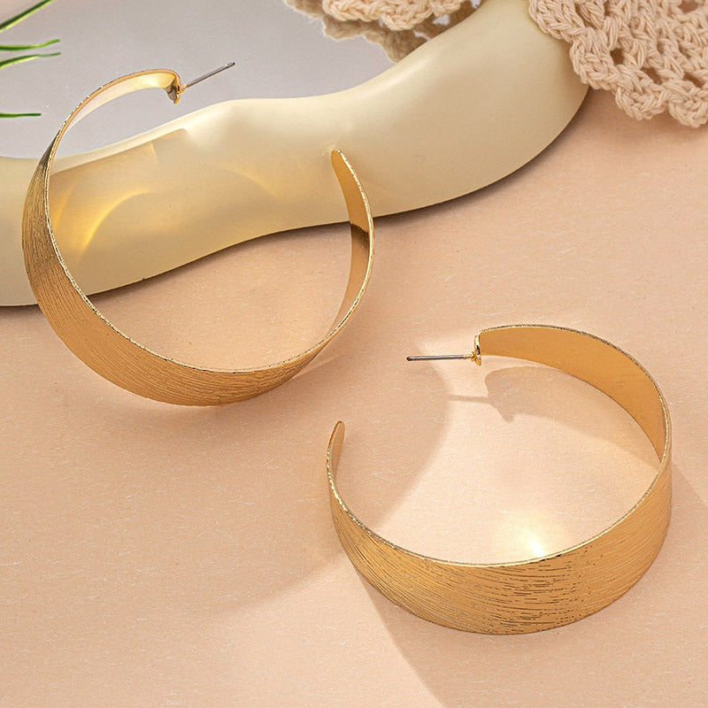 Female geometric circular earrings with earrings
